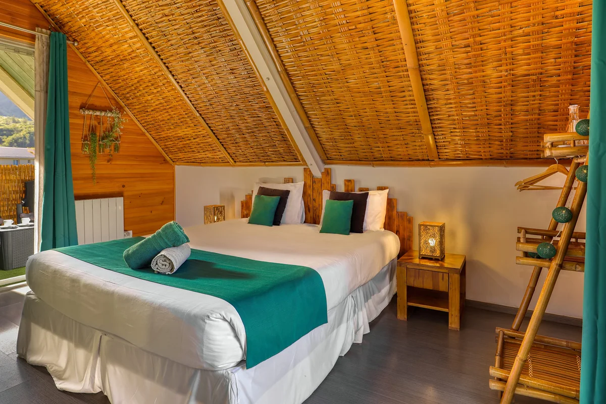 La chambre Cryptoméria, plafond en bambou tressé et linge vert émeraude