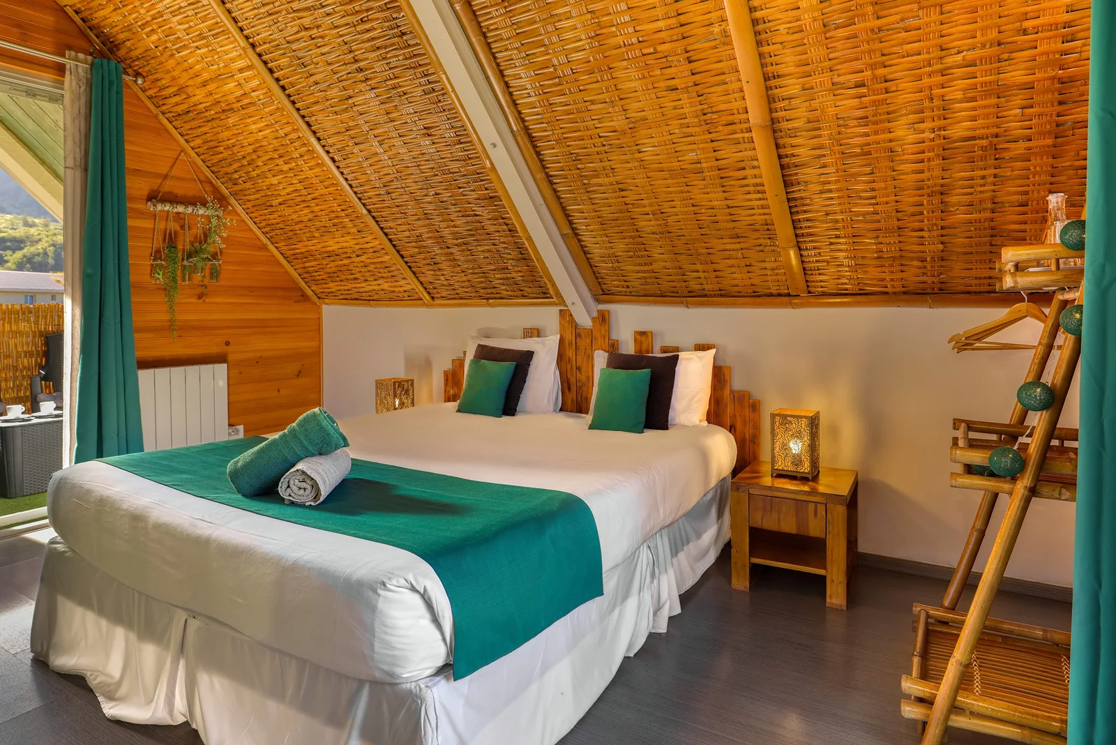 La chambre Cryptoméria, plafond en bambou tressé et linge vert émeraude