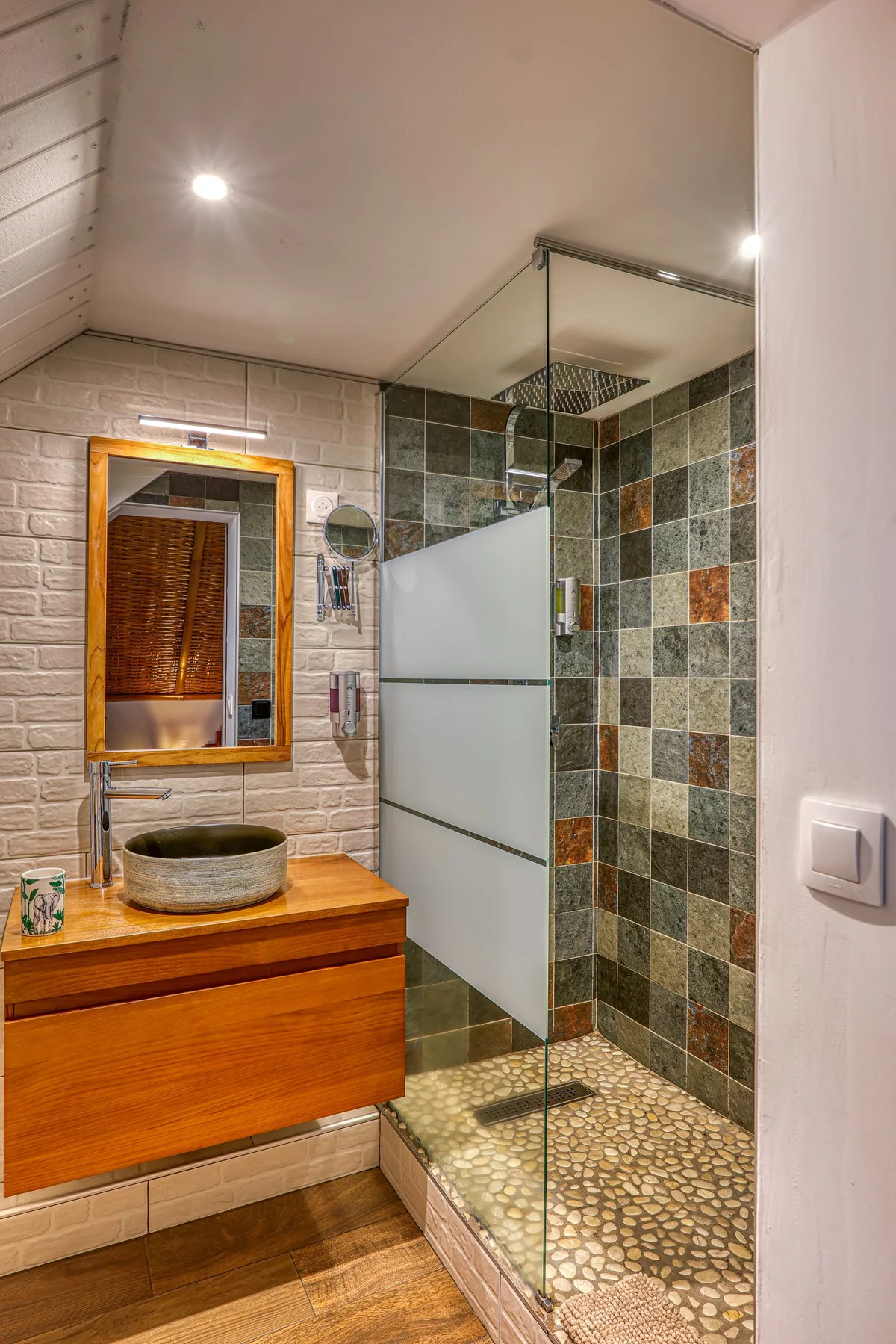 La salle de bain de la chambre Cryptoméria, douche à l'italienne