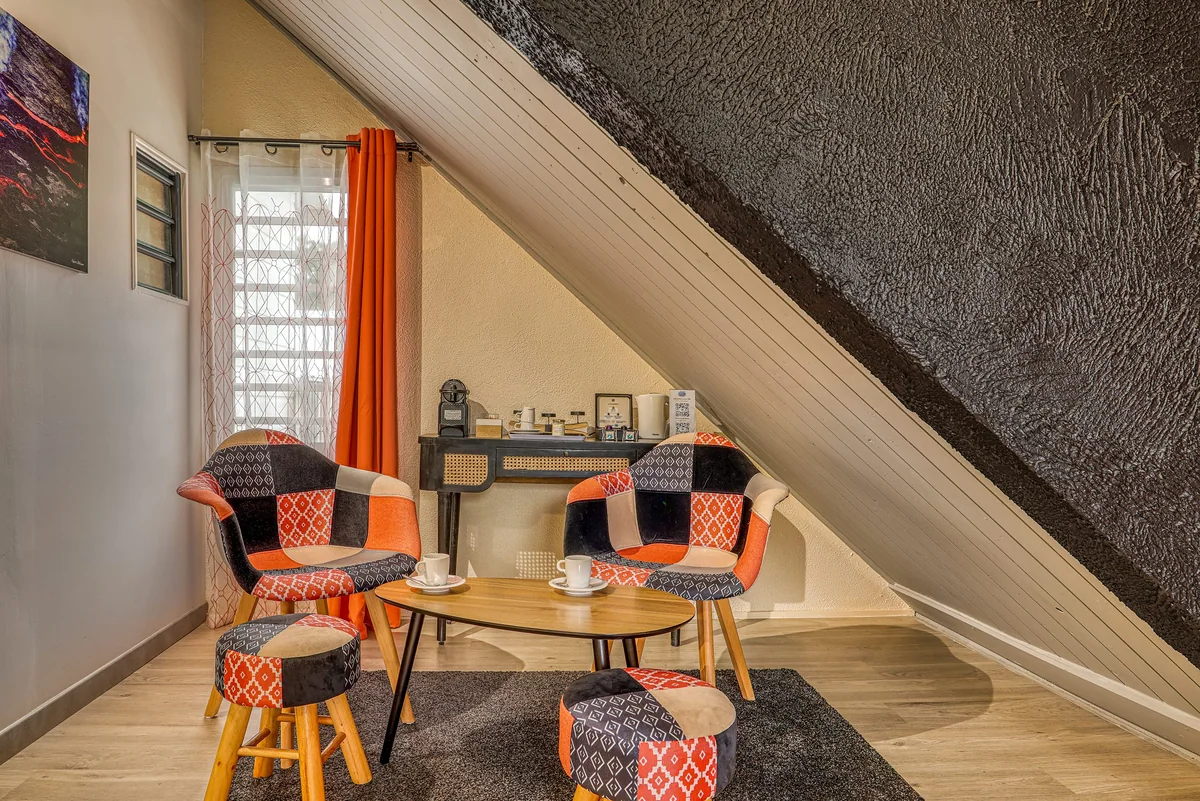 Le coin salon de la chambre Fournaise, fauteuils et table basse