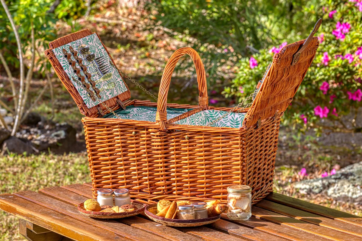 Le panier repas du soir posé sur une table du jardin