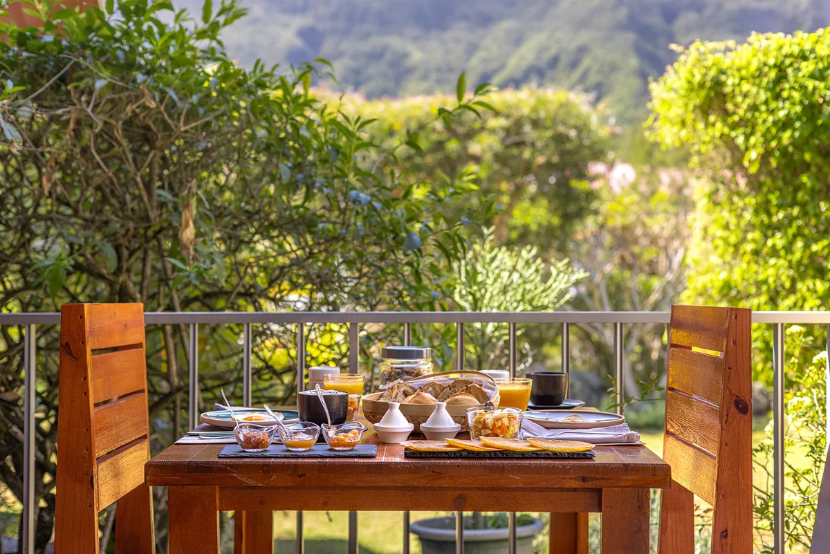 Le petit déjeuner de la villa servi sur la terrasse, face au jardin