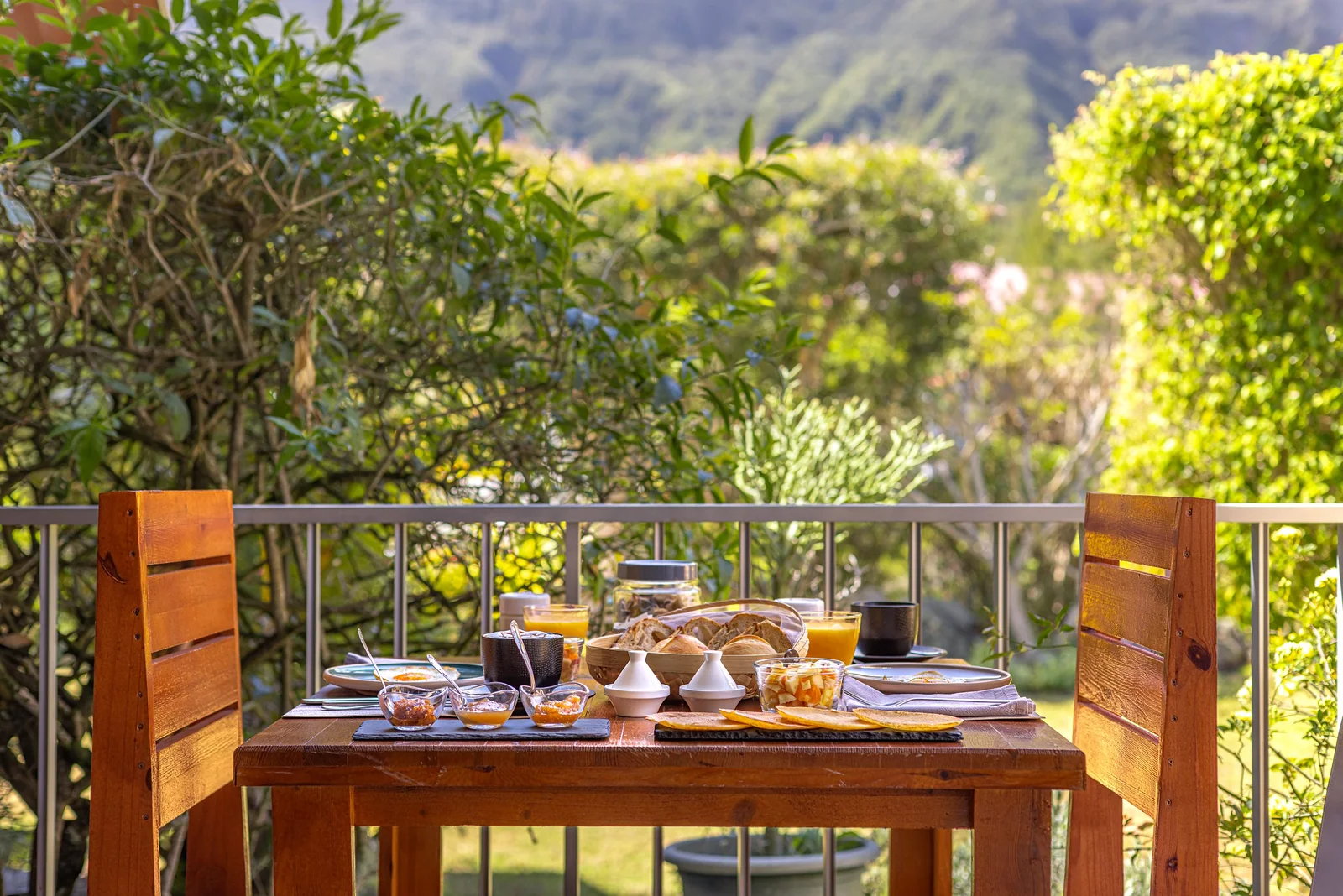 Le petit déjeuner servi sur la terrasse, face au jardin et aux montagnes