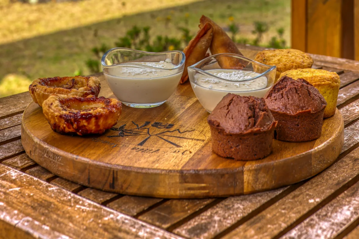 Une planche gourmande de desserts maison sur une table en bois