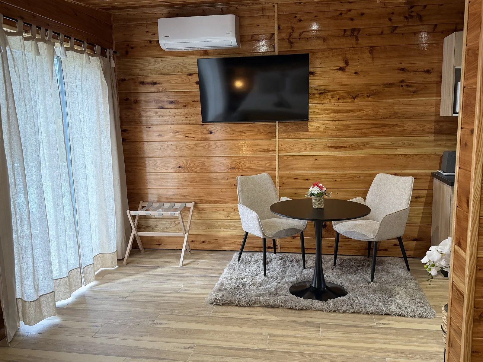 Le studio Les 3 Salazes, tout en bois, avec sa table et ses deux chaises