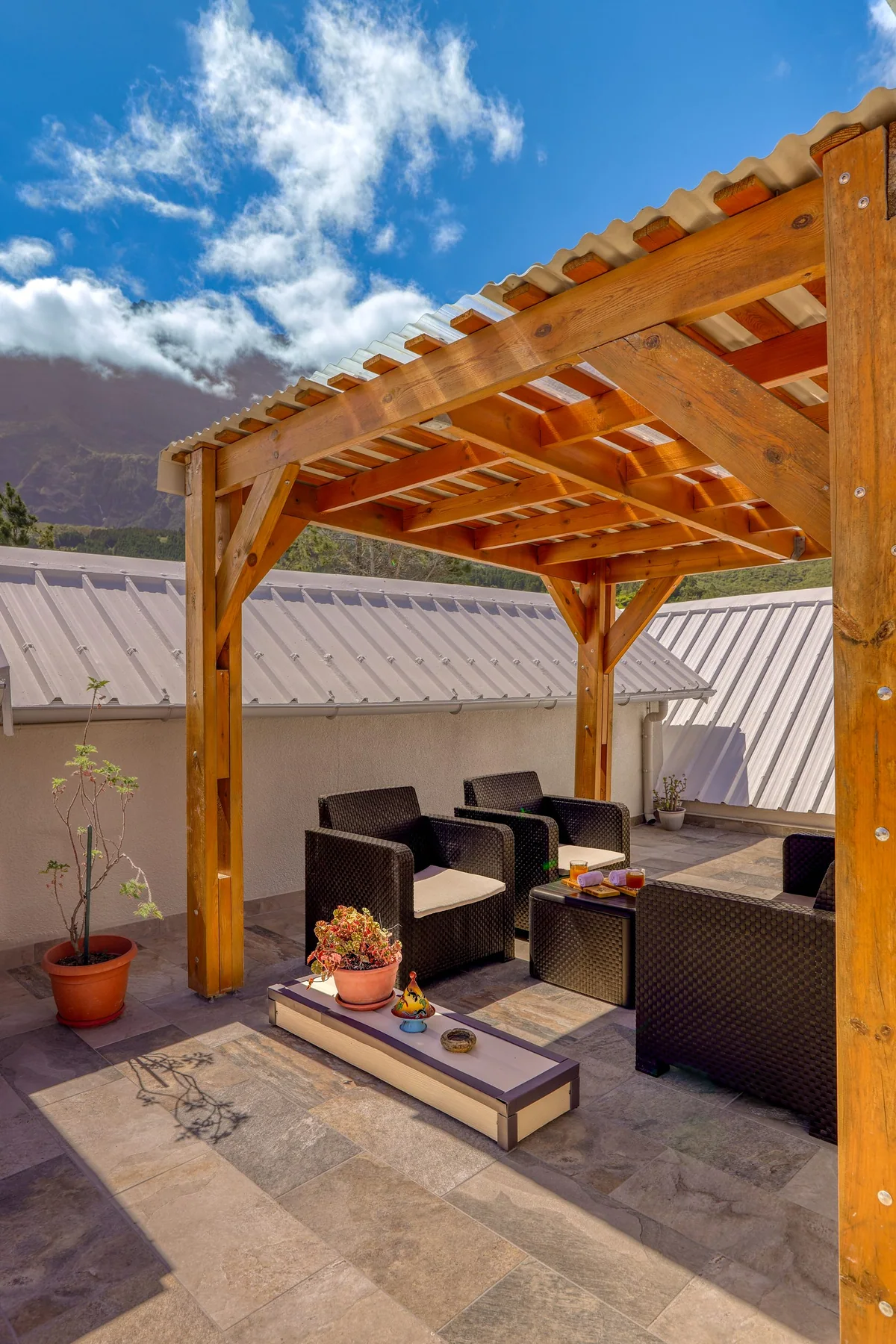 La terrasse couverte de la chambre Savane, avec ses fauteuils