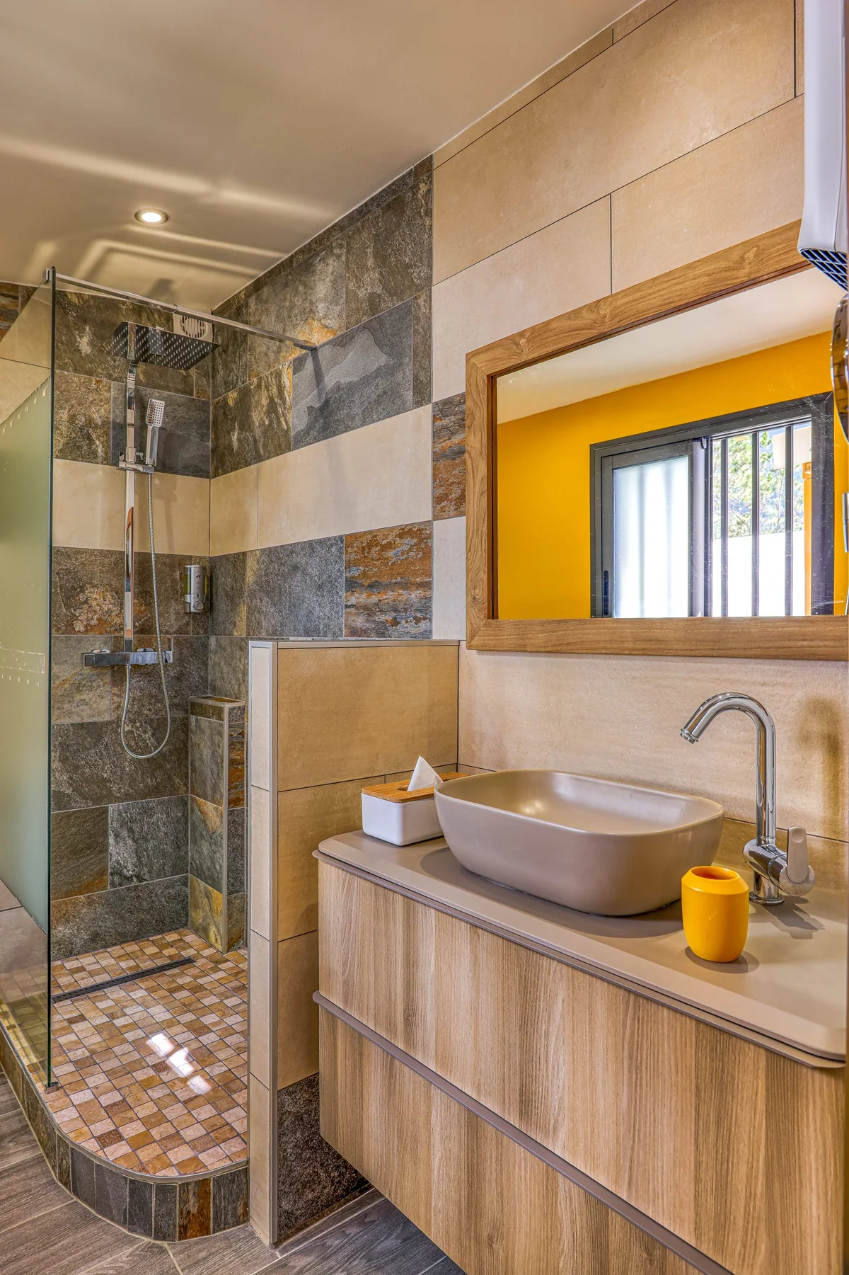 La salle de bain de la chambre Savane, douche en pierre et vasque posée