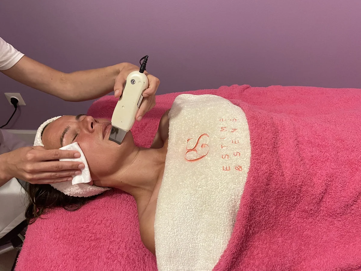 Un soin du visage dans la salle de soins de la villa
